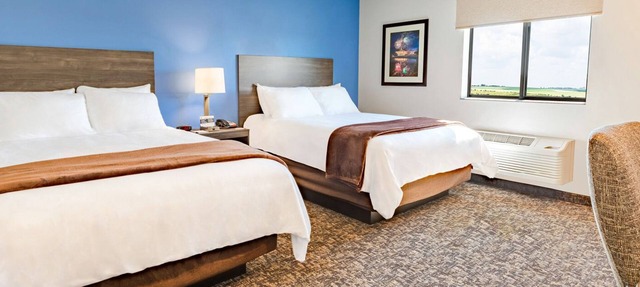 Extended-Stay Comfort w/Recliner and Full Kitchen in Plainfield