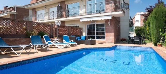 FAMILY HOUSE WITH POOL VERY CLOSE TO THE BEACH in Sant Vicenç del Montalt