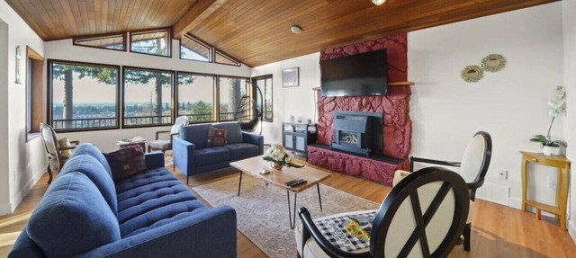 Five Bedroom Oasis with View of Abbottsford Valley in Abbotsford