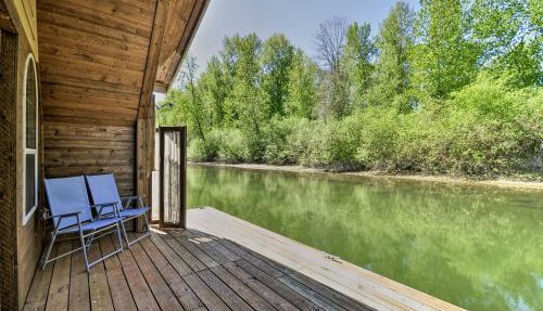 Floating Home on Columbia River w/Provided Kayaks in Vancouver
