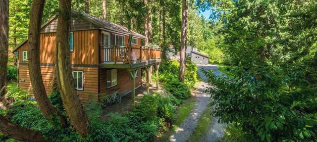 Getaway Cottage in Roberts Creek: Relax by the Beach & Forest, Art studios. in Roberts Creek