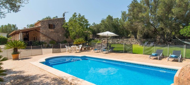 Gorgeous home in Llubi with private swimming pool, can be inside or outside in Llubi