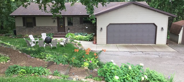 Harmony House, spacious 5-bedrooms in downtown Baraboo near Devil's Lake Park in Baraboo