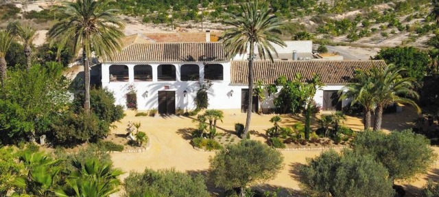 Historic Centenary Masia on Large Private Estate in Elche