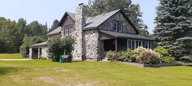 Historic Home/Private Beach/Nestled on Lake Michigan/Mackinaw Bridge Views in Carp Lake