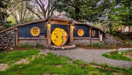Hobbits Rest in Salem