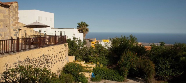 Holiday Home Hibiscus Cottage with Balcony, Shared Pool and Wi-Fi in San Miguel De Abona