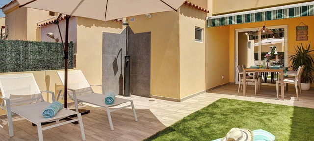 Holiday Villa 'Bungalow Sonemar Sunshine' with Sea View & Shared Pool in Maspalomas