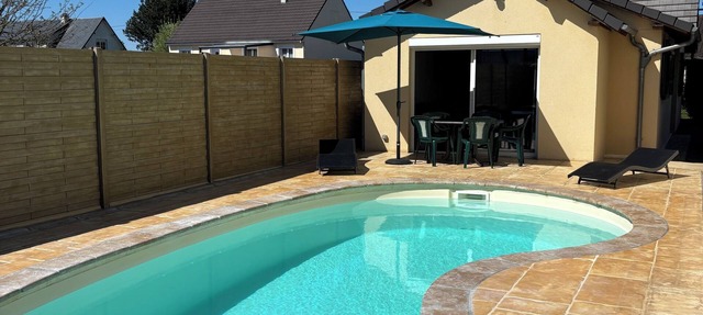 House with covered and heated swimming pool in Normandy in Menneval