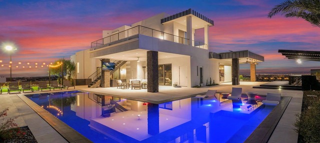 HÓZHÓ Camelback| Infinity Pool & Movie Theater in Phoenix