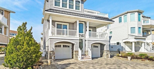 Immaculate Pool/Elevator 5 bedroom, 4 bath home w/outdoor living space/fire pit in Harvey Cedars