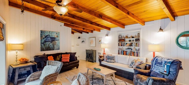 Impeccable oceanview home with private beach access & large deck in South Beach