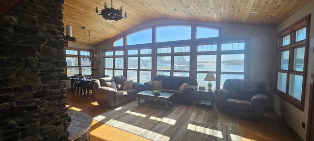 Irish Lakefront, Hot Tub! Pets, dock, fishing, kayaks, ice fishing, hunting! in Leesburg