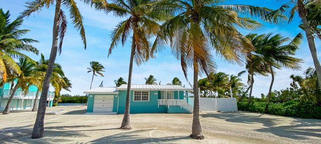 Kai Baby Waterfront Cottage Private Pool Cabana Kayaks Paddleboards & Bikes! in Rum Point