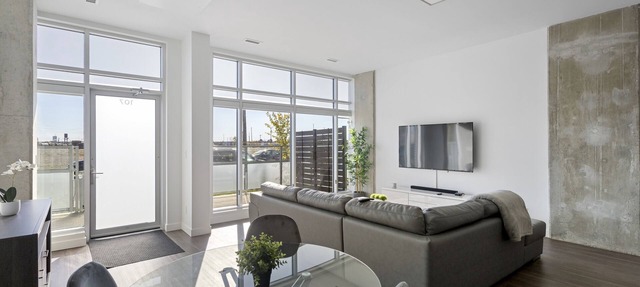 King Bed, 10 ft ceiling, 5 mins from downtown in Edmonton
