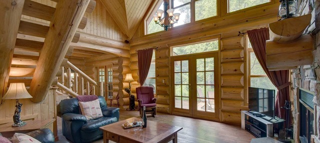 Lake access and indoor hot tub and terrace in Mille-Isles