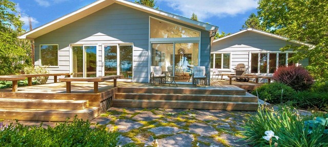 Lake Michigan retreat w/private beach access, family friendly, solar & gardens in Benton Harbor