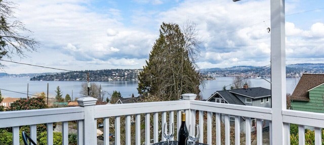 Lake Washington View Home with Hot Tub BBQ Garden in Seattle