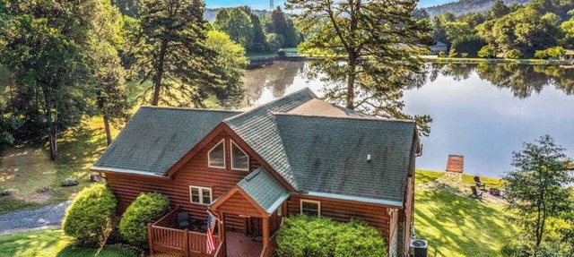 Lakefront Blue Ridge Cabin: balcony, firepit, wet bar, washer/dryer, dock, & AC in Mills River