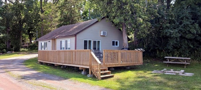 LAKEFRONT COTTAGE #5 - PRINCE EDWARD COUNTY - LAKE CONSECON RESORT in Prince Edward