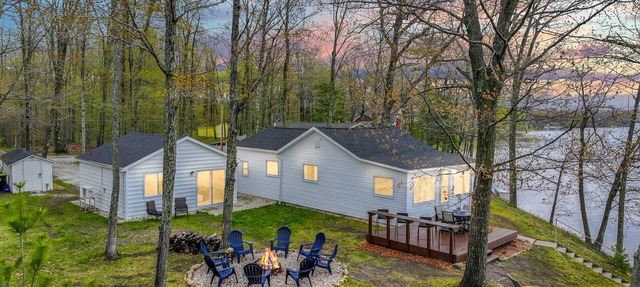 Lakefront Cottage, Dock, EV Charger, Firepit, Bunkhouse, Family & Pet Friendly in Carp Lake