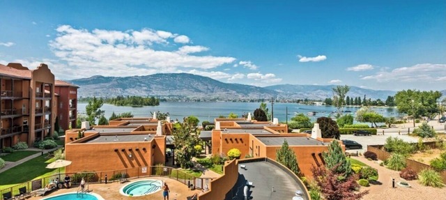 Lakeshore Villas Resort - Three Bedroom Lakefront Condo in Osoyoos
