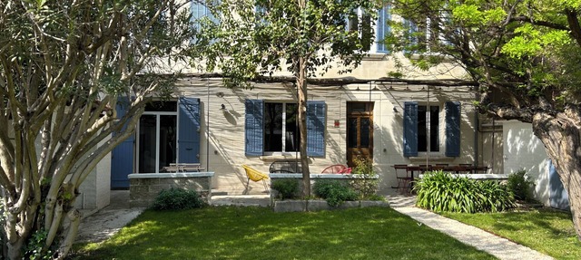 Large, charming house with a tree-lined garden and free parking in Avignon in Avignon