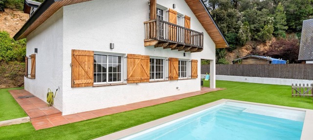 Large outdoor area, private pool and have fun in Sant Cebrià de Vallalta