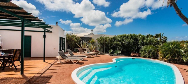 Large Luxury Private Detached Villa with heated Pool, Free Wi-Fi in Playa Blanca