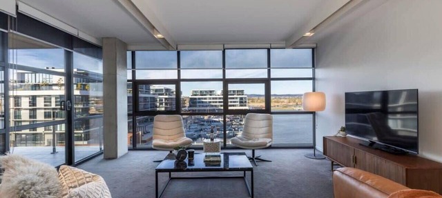 Large Modern 2 Bdrm Apt, Water Views, 2x Car Spots in Canberra