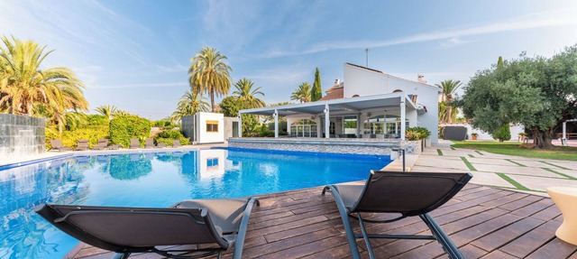 Large villa with huge garden and swimming pool, perfect for groups and events in Elx