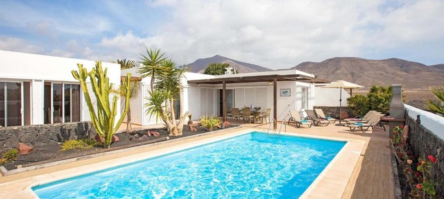 Las Canas in Playa Blanca
