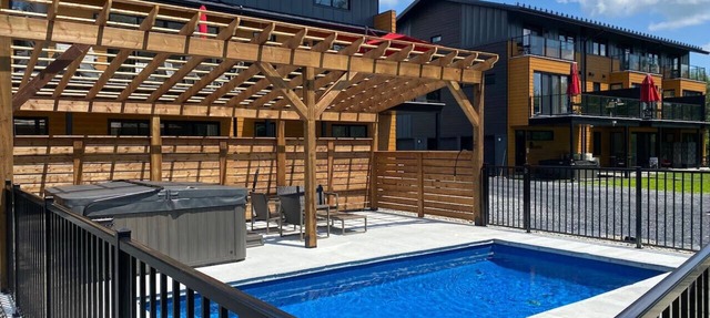 Le Memph: 3 bedrooms pool hot tub lac Memphrémagog in Magog