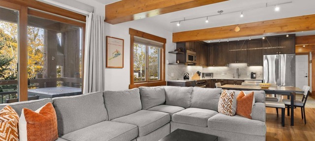 Lift One - Gorgeous three bedroom top floor with wraparound balcony in Aspen