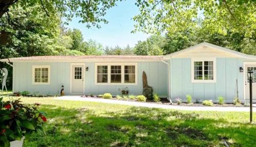 Little Blue Cottage: a wooded getaway near beaches and towns in Benton Harbor