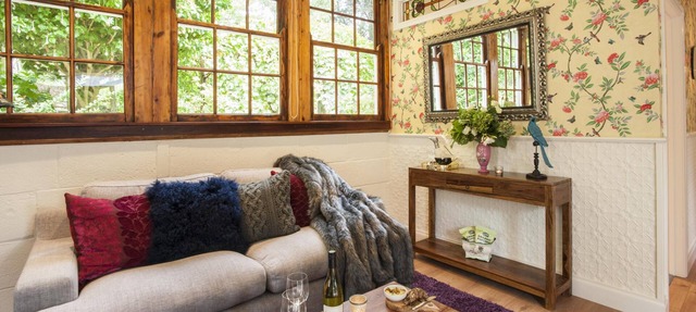 Little Violet - This beautifully recrafted cottage for 1 couple has been styled for you by an interior decorator. in Tecoma