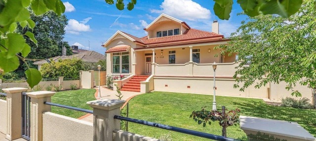Llewoh on Crofton - stunning central Echuca heritage home with spa in Echuca