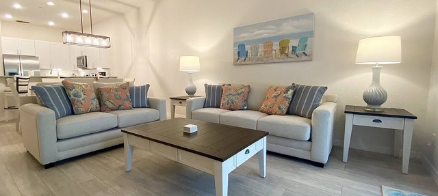 Lovely & Luxurious Modern Condo in Davenport