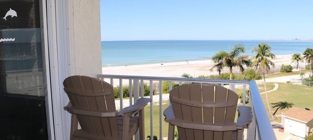 Low rates! Beach Condo with amazing Gulf views! 5th floor overlooking the pool. in Fort Myers Beach
