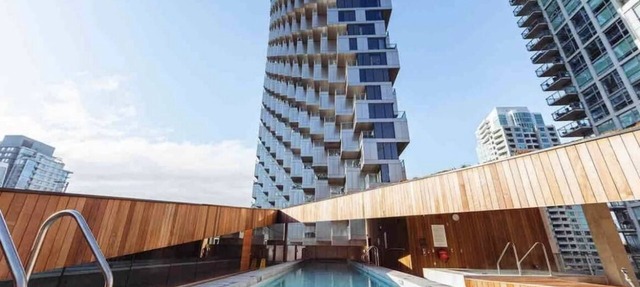 Lux 1 bdrm private condo in Vancouvers most iconic building w AC and pool/gym in Vancouver
