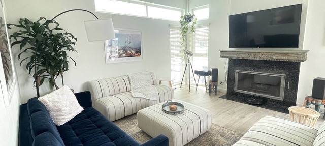 Luxe large 2BR, Steps to Beach w Roof Deck & Free Parking, Excellent Location in Los Angeles