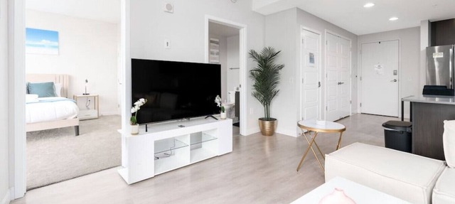 Luxurious/ High Rise/ Downtown in Indianapolis