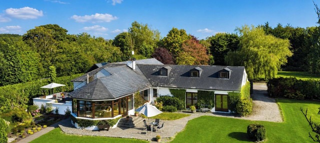 Luxurious House Sleeps 8 - Free Parking & Garden in Navan