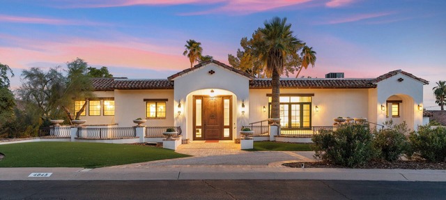 Luxurious Paradise Valley Mansion with a Private Pool in Paradise Valley