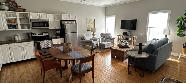 Luxury 2 bed apt in Northport! Walk to everything (next door to Piper apt) in Northport