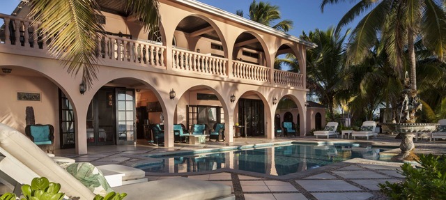 Luxury 250' long Beachfront-Pool,Horse Fountain, Snorkeling, Volleyball & Chef! in San Pedro Town