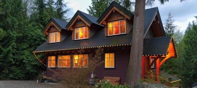 Luxury Forest Escape in Roberts Creek with Sauna in Sunshine Coast D