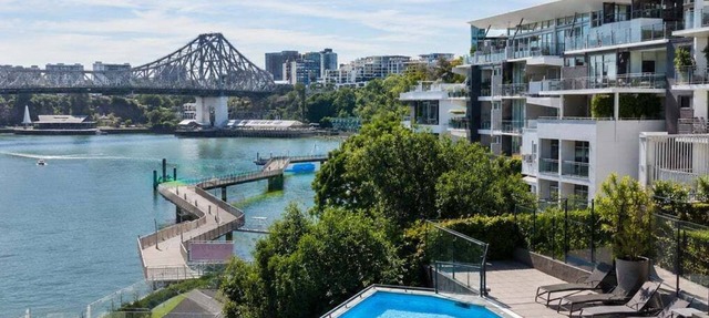 Luxury Riverfront Apt w/Pool & City Views in Brisbane