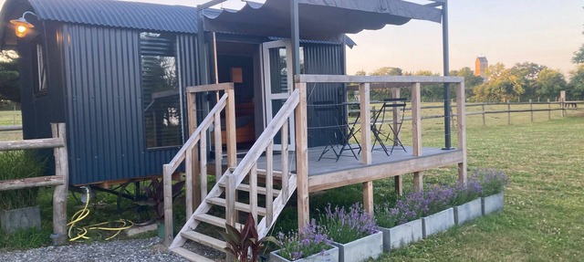 Luxury shepherd's hut near the beach in Dragey-Ronthon