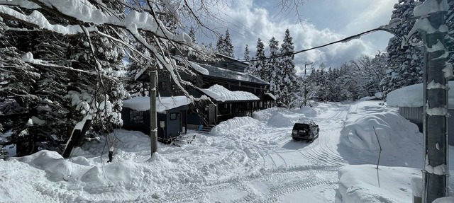 Luxury Ski Chalet with Hot Tub Walk to Slopes Sleeps 13 in Hakuba